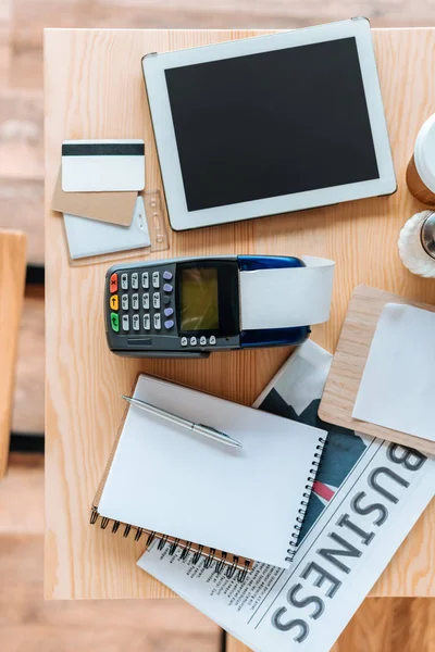 Tableta, tarjetas de crédito y terminal — Stock Photo