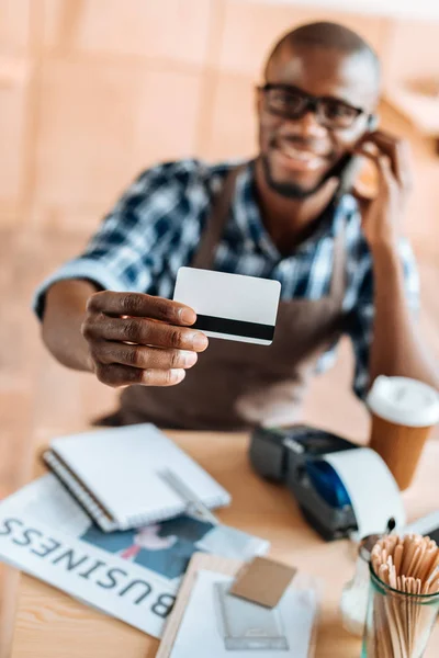Camarero con tarjeta de crédito durante el pago - foto de stock
