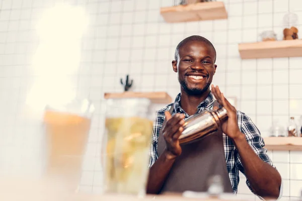 Sorridente barista afroamericano — Foto stock