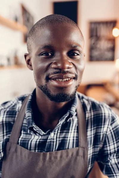 Beau barista afro-américain — Photo de stock