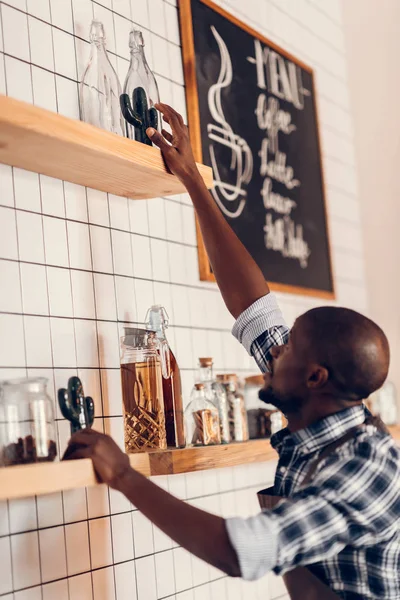 Schöner afrikanisch-amerikanischer Barista — Stockfoto