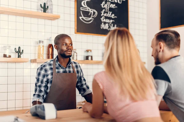 Barista hablando con clientes - foto de stock