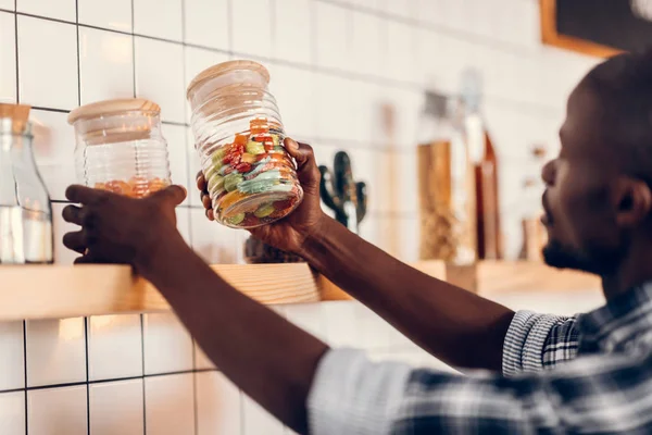 Barista tenant des pots en verre — Photo de stock