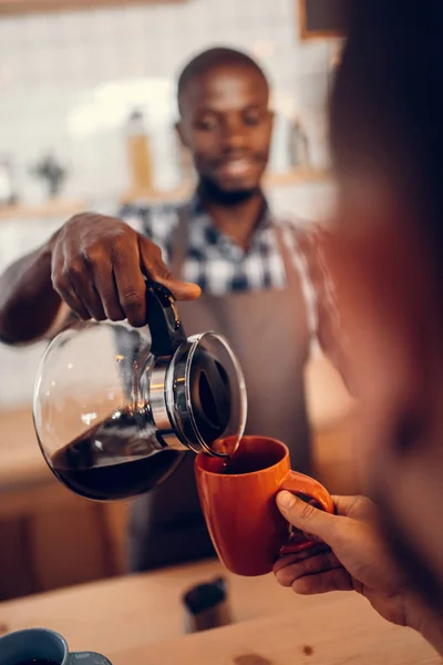 Barista verter café en el bar - foto de stock