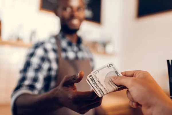 Barista levando pagamento em dinheiro — Fotografia de Stock