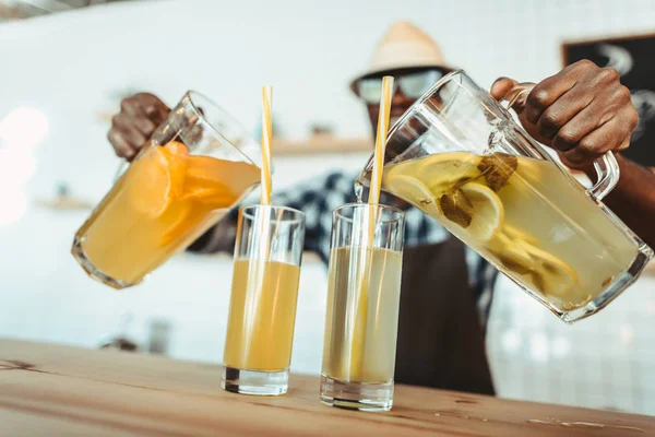 Bartender pouring lemonades — Stock Photo