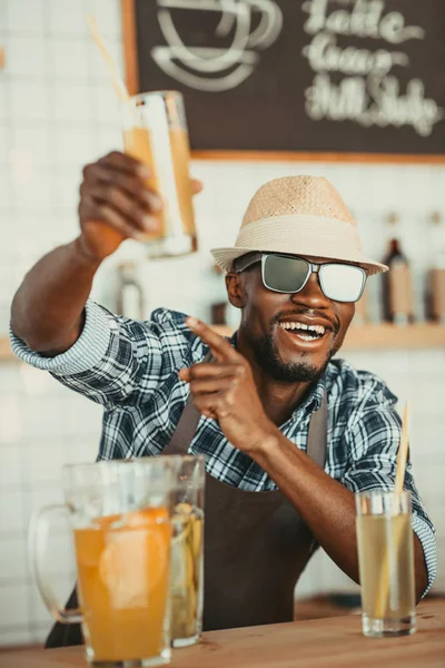 Barista in possesso di bicchiere di limonata — Foto stock