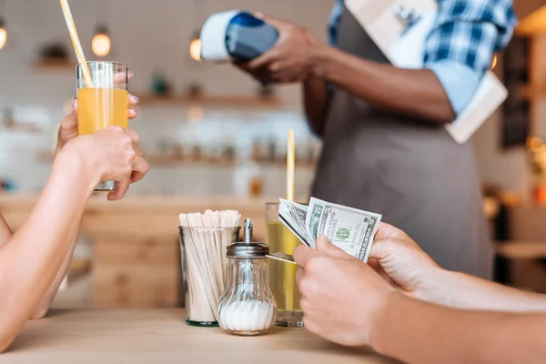 Persone che pagano in contanti al bar — Foto stock