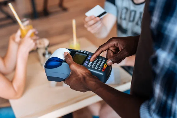 Afrikanisch-amerikanischer Kellner mit Terminal — Stockfoto