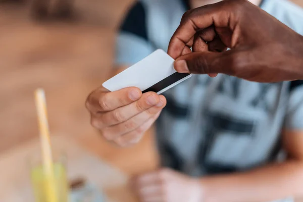 Serveur prenant carte de crédit — Photo de stock