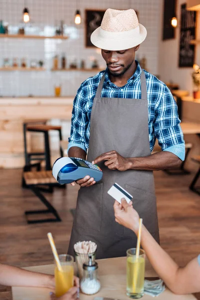 Afrikanisch-amerikanischer Kellner mit Terminal — Stockfoto