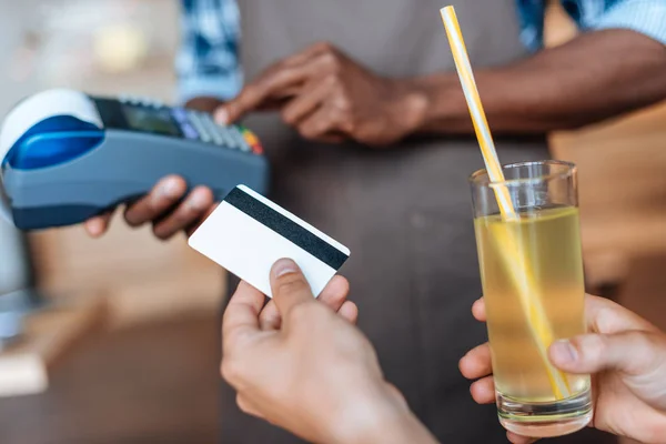 Persona que paga con tarjeta de crédito - foto de stock