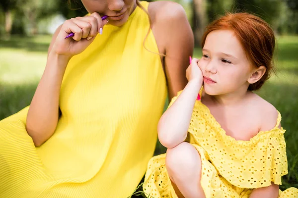 Madre e hija dibujando en el parque - foto de stock