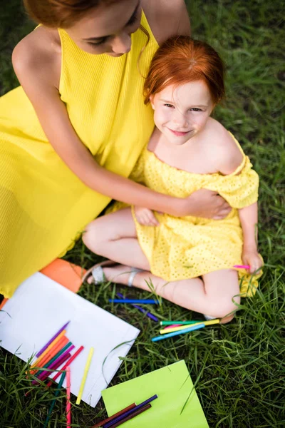 Mother and daughter drawing at park — Stock Photo