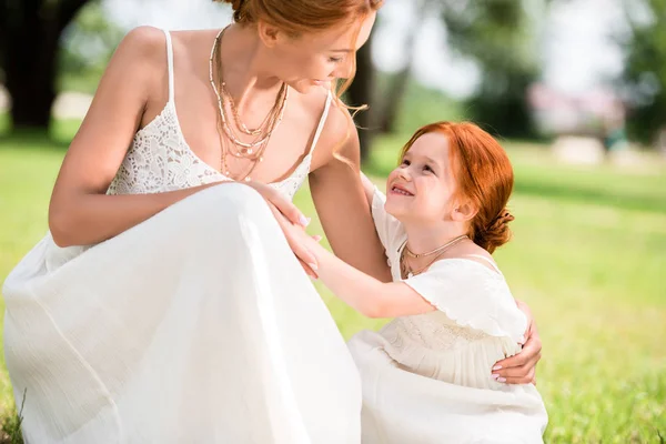 Hermosa madre feliz y la hija - foto de stock