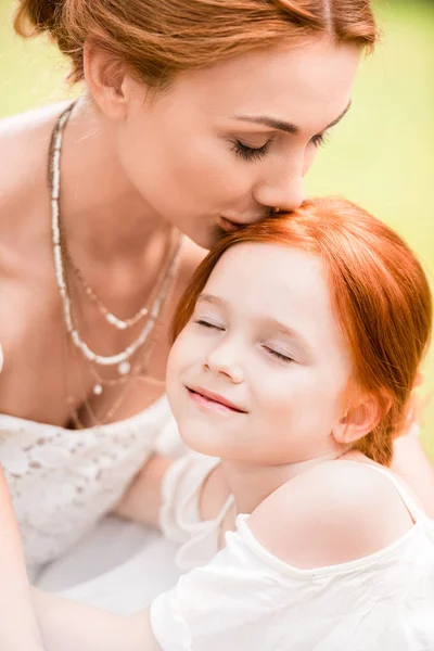 Madre besando hija - foto de stock