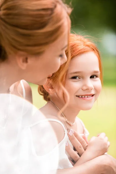 Madre e figlia che si abbracciano al parco — Foto stock