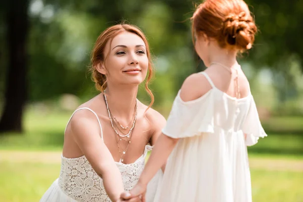 Hermosa madre feliz y la hija - foto de stock