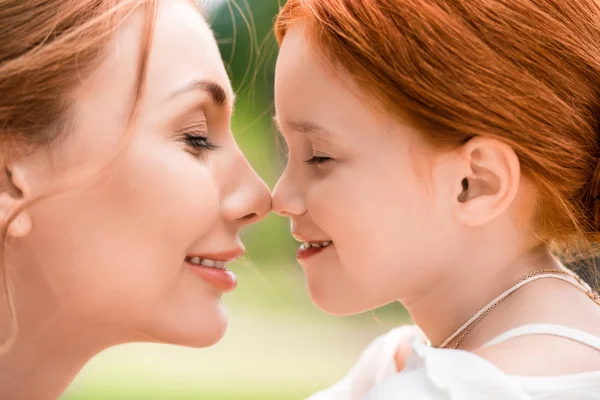 Hermosa madre feliz y la hija - foto de stock