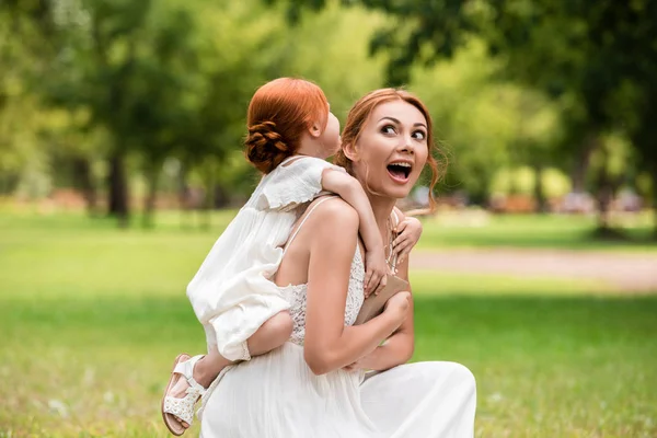 Mère piggybackking fille dans parc — Photo de stock