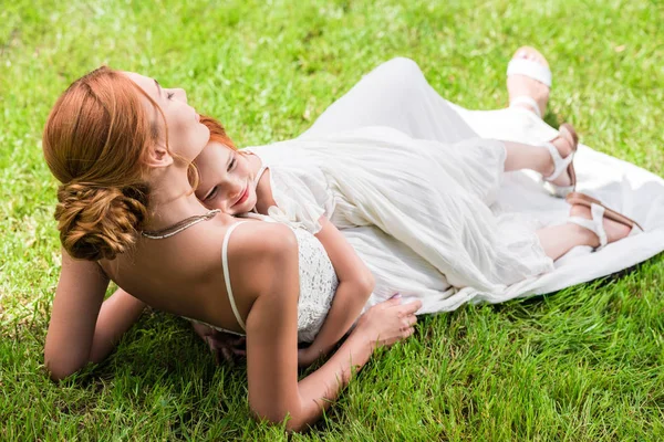 Madre e figlia che si abbracciano al parco — Foto stock