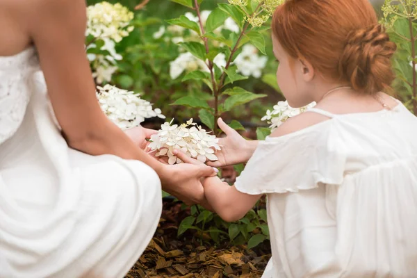 Mère et fille avec des fleurs — Photo de stock