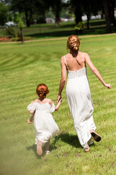 Madre e figlia a piedi al parco — Foto stock