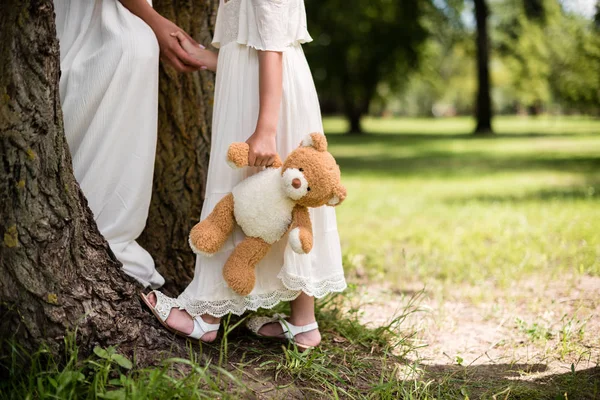 Mãe e filha com ursinho de pelúcia no parque — Fotografia de Stock