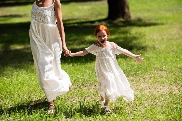 Mutter und Tochter spazieren im Park — Stockfoto