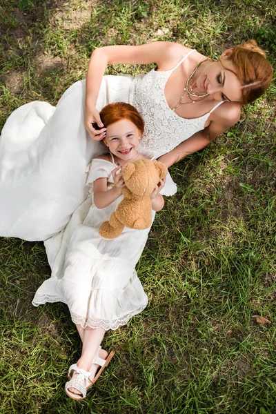 Мать и дочь с плюшевым мишкой в парке — Stock Photo