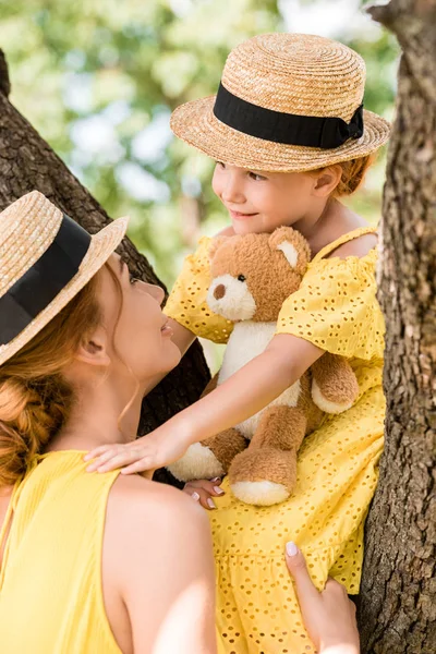 Mutter und Tochter mit Teddybär im Park — Stockfoto