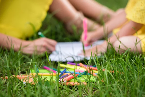 Mother and daughter drawing at park — Stock Photo