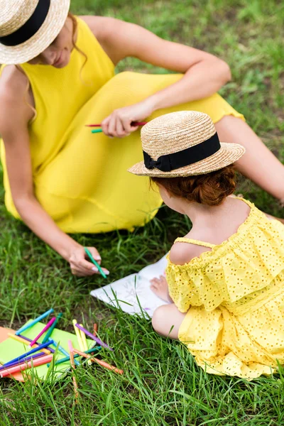 Madre e hija dibujando en el parque - foto de stock