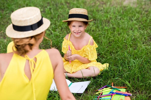 Mère et fille dessin dans le parc — Photo de stock