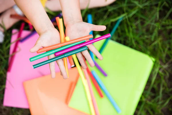 Fille tenant feutre pointe stylos — Photo de stock