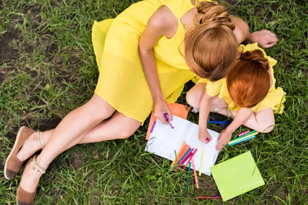 Mother and daughter drawing in park — Stock Photo