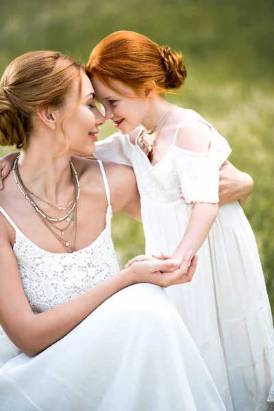 Madre e hija en vestidos blancos - foto de stock