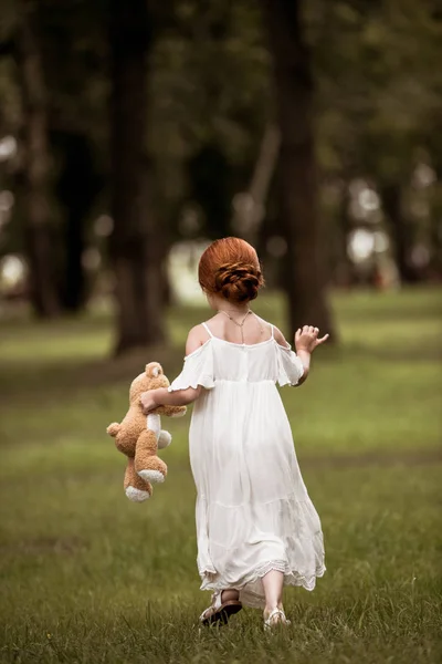 Rousse fille avec ours en peluche — Photo de stock