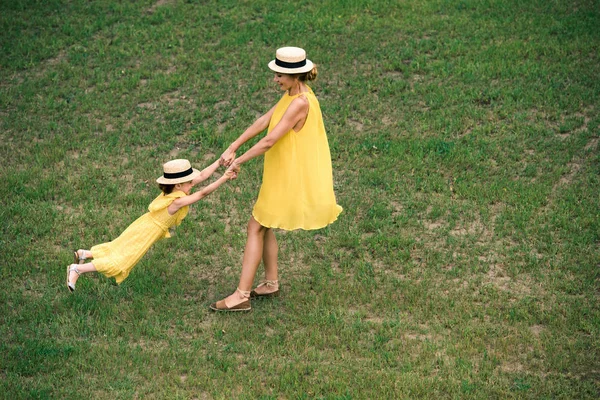 Madre e figlia che giocano nel parco — Foto stock