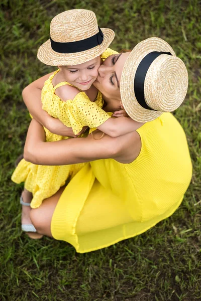 Mère et fille câlins dans le parc — Photo de stock