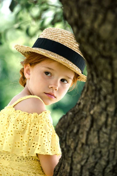 Beautiful girl in straw hat — Stock Photo