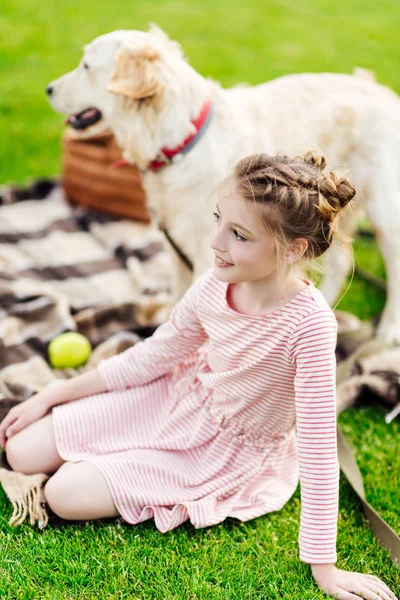 Девушка с собакой на пикнике — стоковое фото