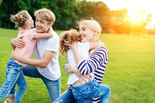 Familie umarmt sich im Park — Stockfoto
