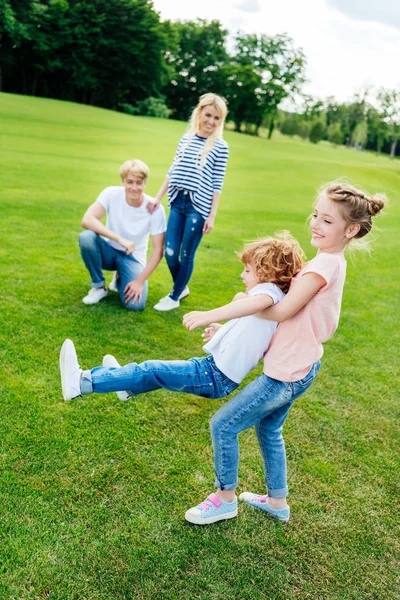 Famille heureuse dans le parc — Photo de stock