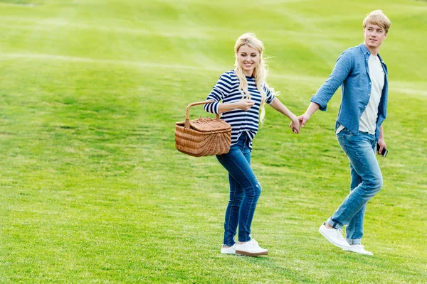 Jeune couple au pique-nique dans le parc — Photo de stock