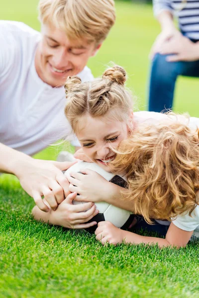 Padre con bambini che giocano a calcio — Foto stock