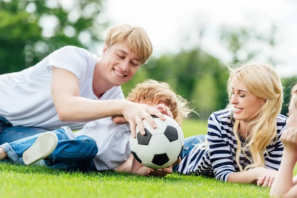 Familia con pelota de fútbol en el parque - foto de stock