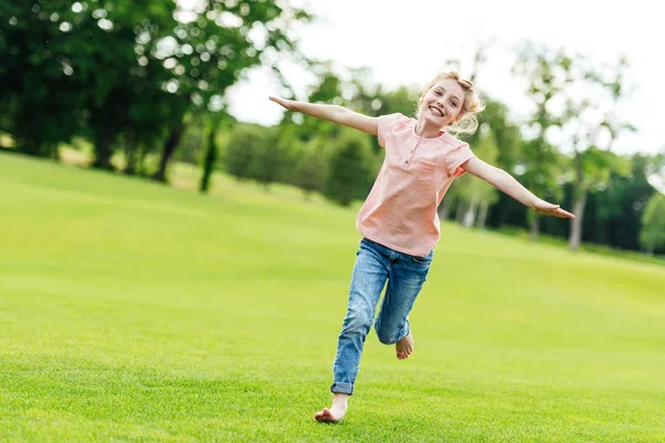 Heureuse fille courir au parc — Photo de stock