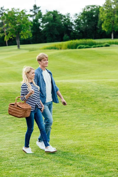 Pareja joven en el picnic en el parque - foto de stock