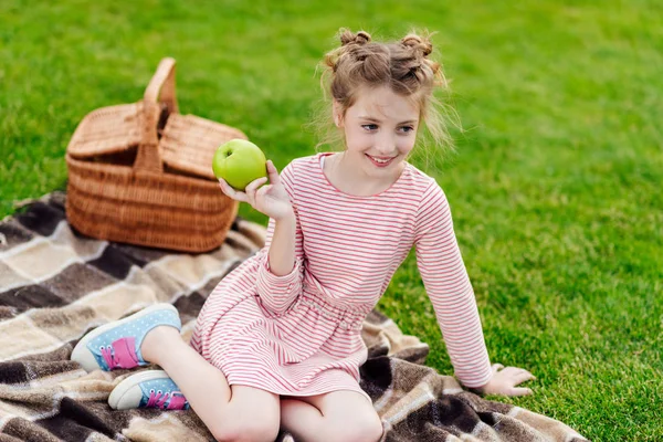 Счастливая девушка на пикнике — стоковое фото